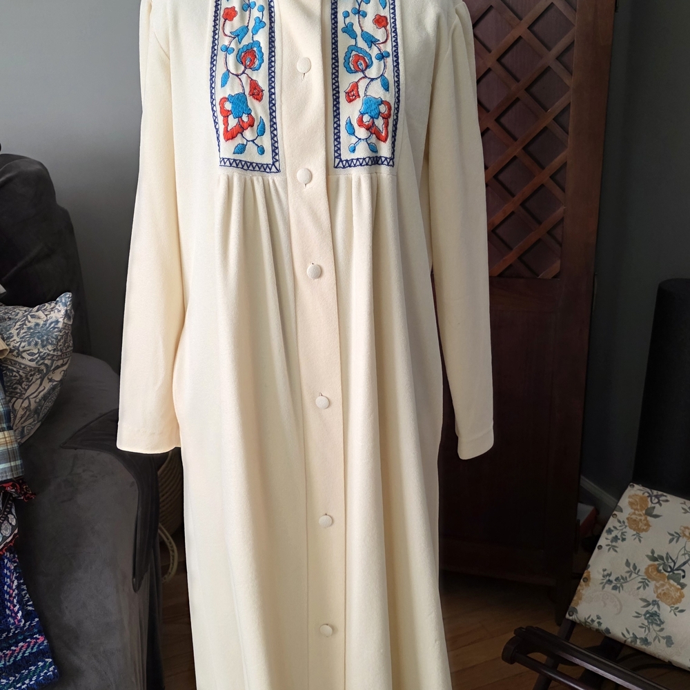 Vintage Floral Embroidered Cream Robe
